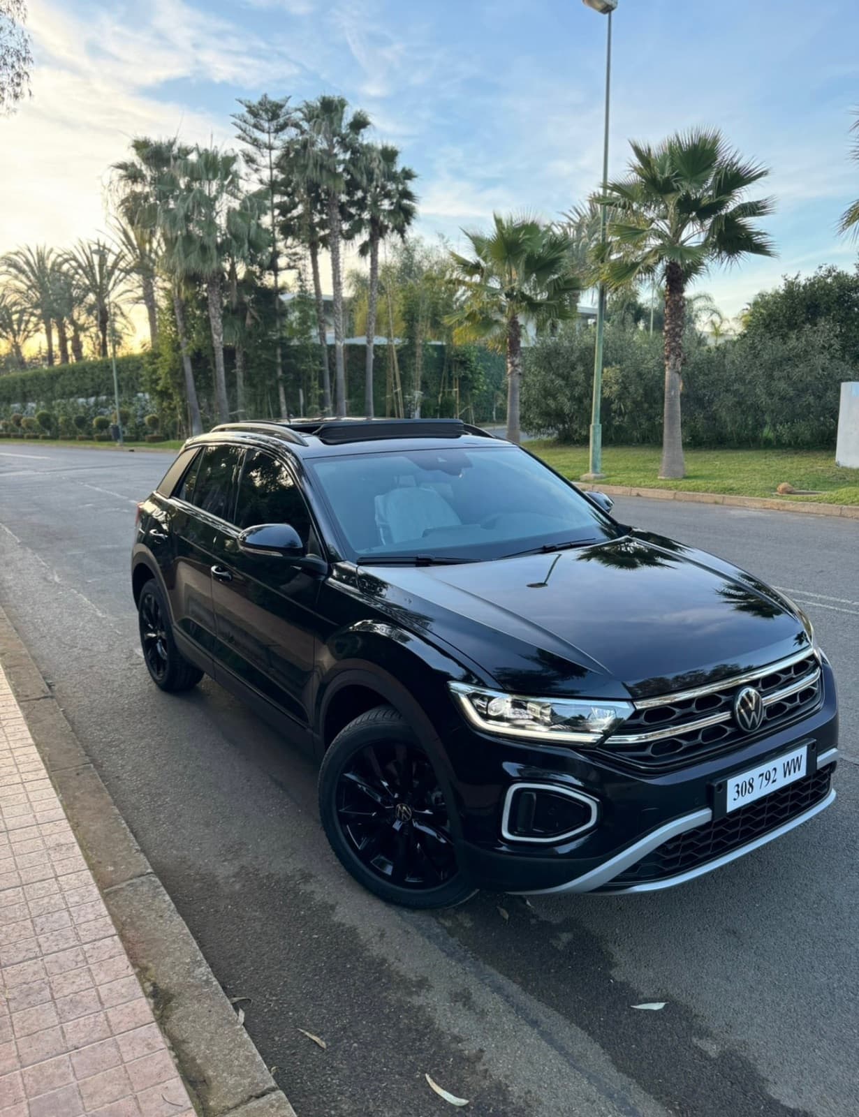 Volkswagen T-Roc Black — photo 1